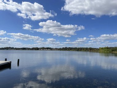 Winter Haven, Fla USA - 11.07: 25 Roy Gölü geniş açık bulutlar ve yansımalar