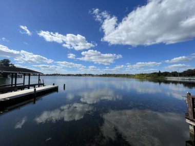 Winter Haven, Fla USA - 11.07: 25 Roy Gölü bulutları suya yansıyor