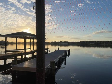 Winter Haven, Fla USA - 11.07: 25 Roy Gölü güneşi hafif bulutlu batıyor