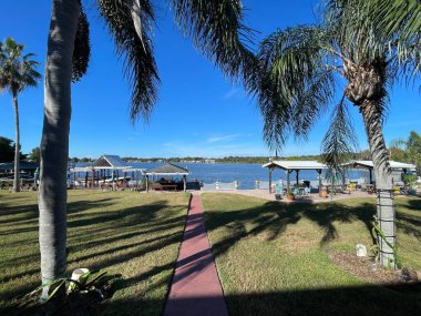 Winter Haven, Fla USA - 11.07 Roy Gölü açık mavi gökyüzü dinlendirici göl yolu