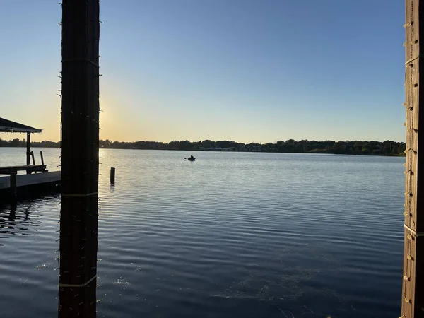 Winter Haven, Fla USA - 11: 07 Roy Gölü, açık mavi gökyüzü, dinlenme sahnesi akşam vakti