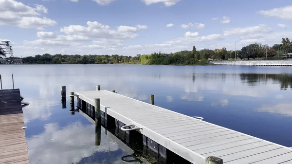 Winter Haven, Fla USA - 11.07 Roy Gölü tekne rıhtımı ve Roy Gölü 'ne yansımaları