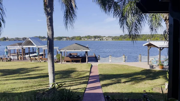 Winter Haven, Fla USA - 11.07 Roy Gölü bir patikadan güverteye ve çardağa bakıyor