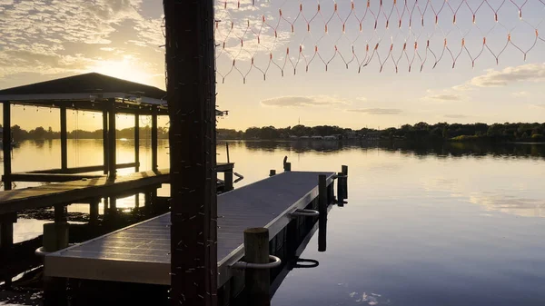 Winter Haven, Fla USA - 11.07 Roy Gölü güneş batımı ve teknenin sakin suları