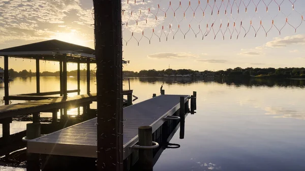 Winter Haven, Fla USA - 11: 07 Roy Gölü tekne rıhtımı güneş batarken sakin sularda