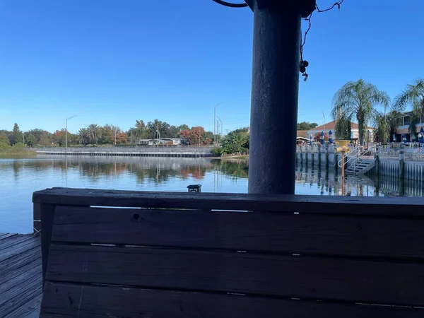 Winter Haven, Fla USA - 11.07 Roy Gölü açık mavi gökyüzü rahatlatıcı sahne ahşap döşeme