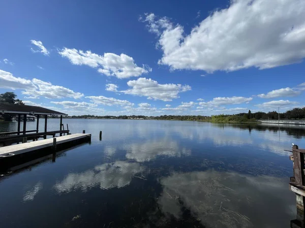 Winter Haven, Fla USA - 11.07: 25 Roy Gölü bulutları suya yansıyor