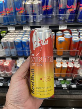 Winter Haven, Fla USA - 105: Winter Haven Fla Walmart perakende mağazası Red Bull Fuji Apple ve Ginger çeşnisi
