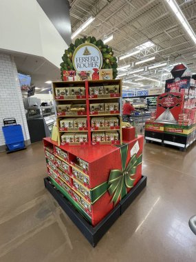 Winter Haven, Fla USA - 105: 25 Winter Haven Fla Walmart perakende mağazası Ferrero Rocher büyük bir tatil şekeri sergisi