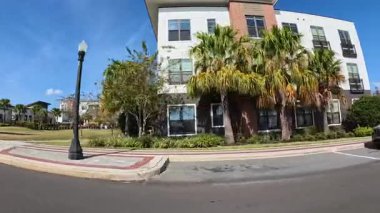 Lakeland, Florida USA - 005 26: Lakeland Fla Mirrorton şehir merkezindeki lüks daireleri geçiyoruz.