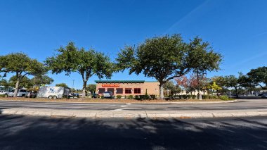 Lakeland, Fla USA - 006 26: Lakeland Florida Twin Peaks Restoranı Uzak mavi gökyüzü
