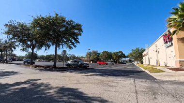 Lakeland, Fla USA - 006 26: Lakeland Florida otoparkı Moes restoranının arkasında açık mavi gökyüzü