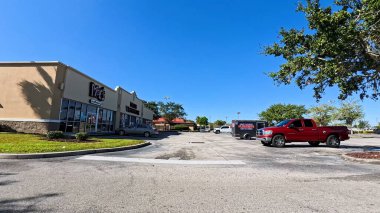Lakeland, Fla USA - 01 06: 26: Lakeland Florida perakende alışveriş merkezi Moes ve Mens Deposu açık mavi gökyüzü