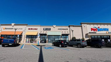 Lakeland, Fla USA - 01 06: 26: Lakeland Florida Perakende Alışveriş Merkezi Çeşitli mağazalar açık mavi gökyüzü