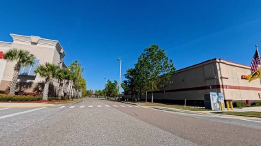 Lakeland, Fla USA - 006 26: Lakeland Florida yan sokağa bakan açık mavi gökyüzü