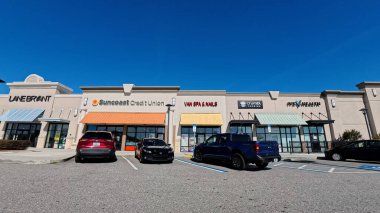 Lakeland, Fla USA - 01 06: 26: Lakeland Florida Açık mavi bir alışveriş merkezinde çeşitli perakende mağazaları