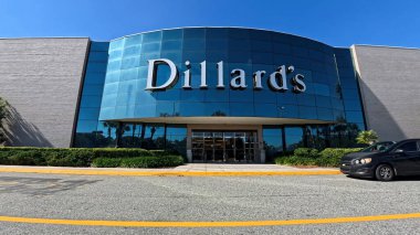 Lakeland, Florida USA - 01 05 05: 26: Lakeland Alışveriş Merkezi Dillards perakende mağazası hala açık mavi gökyüzü