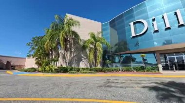 Lakeland, Florida USA - 01 05 05: 26: Lakeland Alışveriş Merkezi kapalı mağazalar Vintage tasarımı Bazı mağazalar hala açık çoğu alışveriş merkezlerinin perakende satış alanı Dillards mağazasının yönettiği zamanın bir anısı