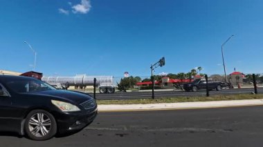 Lakeland, Florida USA - 01 05 05: 26: Florida Bulvarı 'nda trafik Lakeland Fla Blue Sky