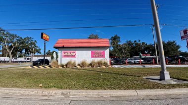 Lakeland, Fla USA - 017 26: Urban life street pan Memorial BLVD Lakeland oto servisi