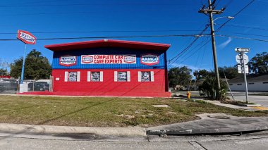 Lakeland, Fla USA - 017 26: Urban life street pan Memorial BLVD AAMCO araba bakımı