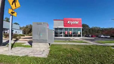 Lakeland, Fla USA - 017 26: Memorial BLVD sokak pan kentsel yaşam şeridi alışveriş merkezleri sigara dükkanları