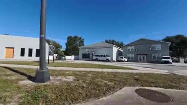 Lakeland, Fla USA - 01 17 26: BLVD sokak pan şehir yaşamı Massive Lakes kilise binası