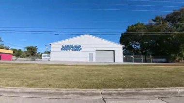Lakeland, Fla USA - 017 26: Urban life street pan Memorial BLVD araba dükkanları ve binaları