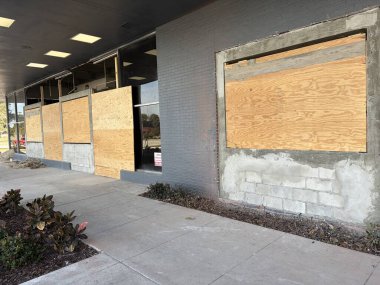 Lakeland, Florida USA - 012 26: Cam pencerelere tahta çakılı pencereler