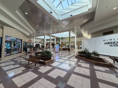 Lakeland, Florida USA - 012: Lakeland Alışveriş Merkezi oturma alanı ve güneş çatısı