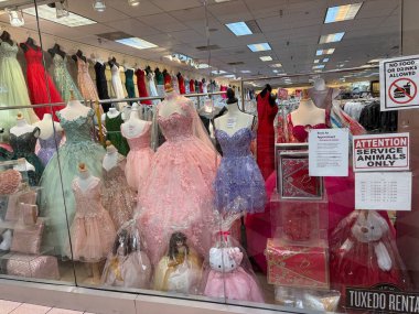 Lakeland, Florida USA - 012 26: Lakeland Alışveriş Merkezi Külkedisi Florida perakende mağazası pencerede elbise