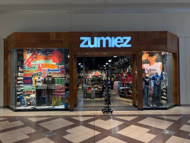 Lakeland, Florida USA - 012 26: Lakeland Alışveriş Merkezi Zumiez perakende mağazası girişi