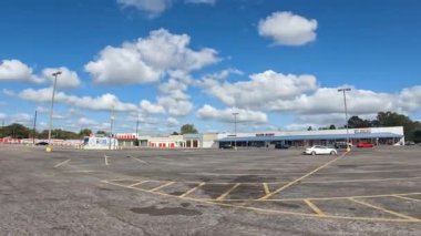 Augusta, Ga USA - 01 07: 22: U-Haul depolama tesisi K-mart 'ın eskiden antika perakende satış mağazası olduğu yer