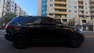 Tampa, Fla USA - 01: 29 Tampa Florida şehir merkezi, sabah erken saatlerde Black Jeep geçiyor.
