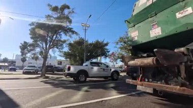 Tampa, Fla USA - 01 29 26: Tampa Florida şehir merkezi sabahın erken saatlerinde Pan Tampa çöp kamyonuna bindi