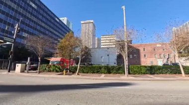 Tampa, Fla USA - 028: Tampa şehir merkezi trafiği Sabah erken saatlerde beyaz araba açık mavi gökyüzünü geçer