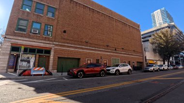 Tampa, Fla USA - 028 26: Tampa şehir merkezi kırmızı tuğlalı klasik bina arabaları park edilmiş