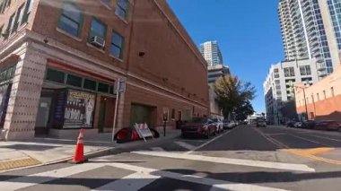 Tampa, Fla USA - 028 Tampa şehir merkezi Sabah erken saatlerde Tampa şehir merkezi açık mavi gökyüzü binaları yan pan