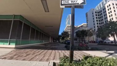 Tampa, Fla USA - 028 Tampa Florida şehir merkezi Sabah erken saatlerde Tampa Florida Ave açık mavi gökyüzü perakende satış mağazaları