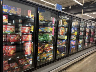 Lakeland, Fla USA - 02 07: 26: Walmart süper merkezi iç mekan Donmuş Yiyecekler yan kapılar