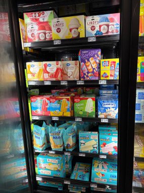 Lakeland, Fla USA - 02 07: 26: Walmart 'ın iç mekan dondurma çeşitliliği