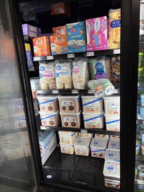 Lakeland, Fla USA - 02 07: 26: Walmart süper merkezi iç mekan Donmuş Gıdalar Büyük Değerli Dondurma çeşitliliği ve fiyatları