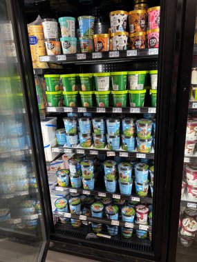 Lakeland, Fla USA - 02 07: 26: Walmart süper merkezi İç Gıda Daha İyi Mallar ve Ben ve Jerry 's dondurma ve fiyatları