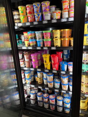 Lakeland, Fla USA - 02 07: 26: Walmart süper merkezi iç mekan Donmuş gıdalar Küçük Debbie Daha İyi Mallar Pint dondurmaları ve fiyatları