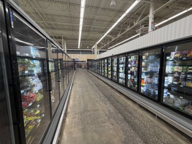 Lakeland, Fla USA - 02 07: 26: Walmart iç merkezi Donmuş Gıda Koridoru 'na bakıyor