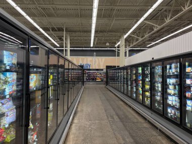 Lakeland, Fla USA - 02 07: 26: Walmart iç merkezi Donmuş gıdalar koridordan aşağı bakıyor