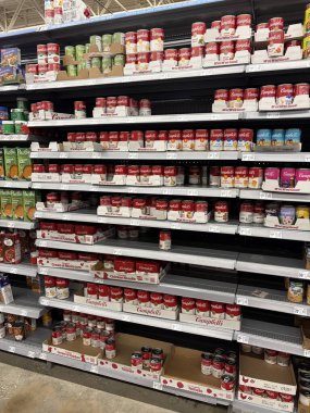 Lakeland, Fla USA - 02 07: 26: Walmart iç merkez Campbell çorbası bölümü ve fiyatları
