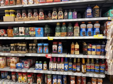 Lakeland, Fla USA - 02 07: 26: Walmart süper merkez iç mekan Kahve aromalı bölüm ve fiyatlar