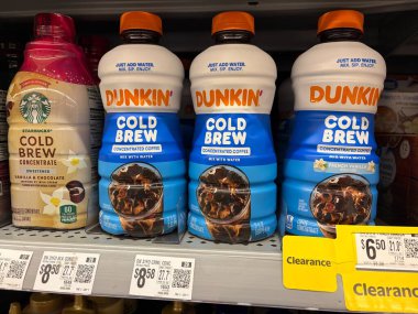 Lakeland, Fla USA - 02 07 07: 26: Walmart süper merkezi Dunkin rafta soğuk bira ve fiyat