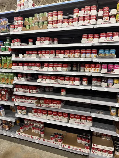 Lakeland, Fla USA - 02 07: 26: Walmart iç merkez Campbell çorbası bölümü ve fiyatları